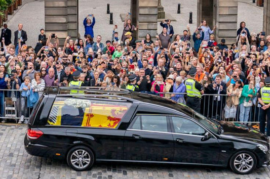Muerte de la Reina Isabel II: una multitud se reúne en la Catedral de St. Giles de Edimburgo para despedir a la Reina Isabel