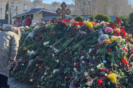 Miles de rusos siguen visitando la tumba de Alexei Navalny, que ahora está completamente cubierta de flores.
